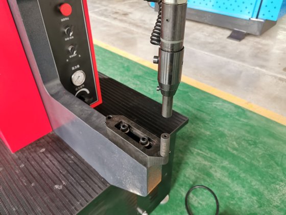 厂家直销的工具，自动螺母螺栓铆钉冲床，液压铆钉机，用于金属钢的铆接。