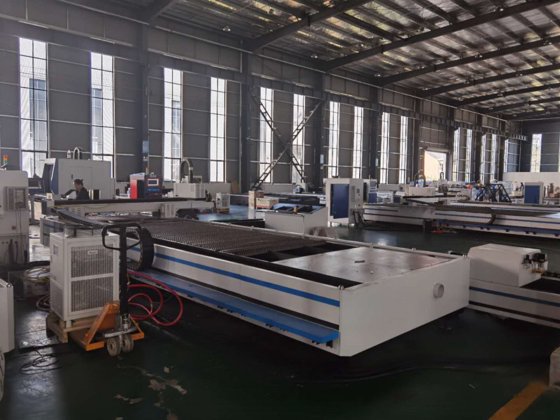 1500W 2000W光纤激光切割机，用于金属管和管子的切割机