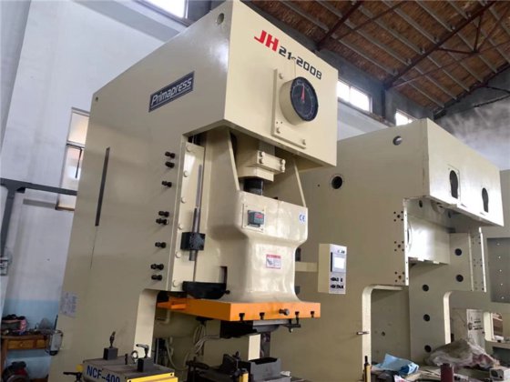 JH21系列开式背负式动力冲压机，带湿式离合器和液压过载保护器