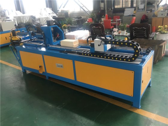 生産ライン 6m、角鋼のパンチングと切断機をパンチング Cnc フランジします。