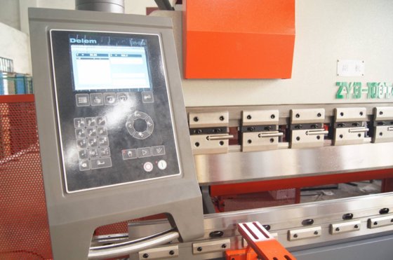 cnc の油圧曲がる機械、タンデム出版物ブレーキ機械類を作る軽い棒