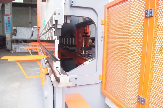 cnc の油圧曲がる機械、タンデム出版物ブレーキ機械類を作る軽い棒