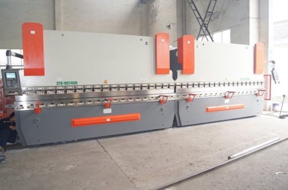 cnc の油圧曲がる機械、タンデム出版物ブレーキ機械類を作る軽い棒