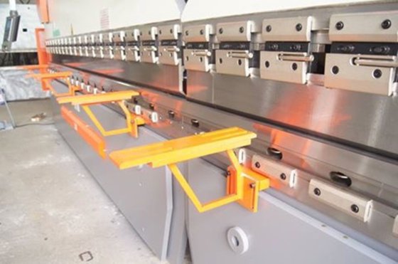 cnc の油圧曲がる機械、タンデム出版物ブレーキ機械類を作る軽い棒