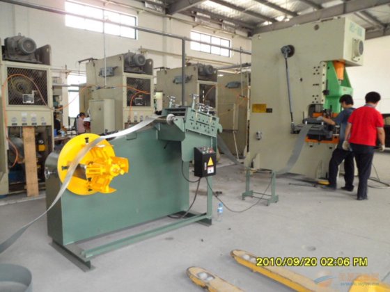 プレス打抜き機用コイルNCフィーダー、パワープレス用NCフィーディングマシン