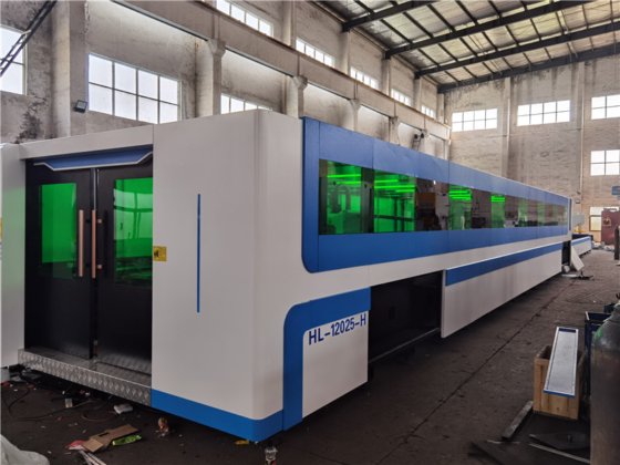 セリウムの標準的な薄板金のフル カバー交換可能なテーブルが付いている cnc 繊維レーザーの打抜き機