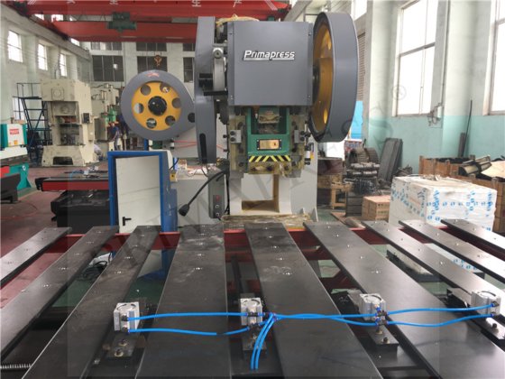 CNC給餌台付きディープスロートプレス機