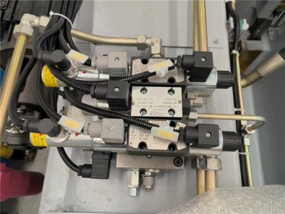 油電気ハイブリッドCNCプレスブレーキ曲げ機