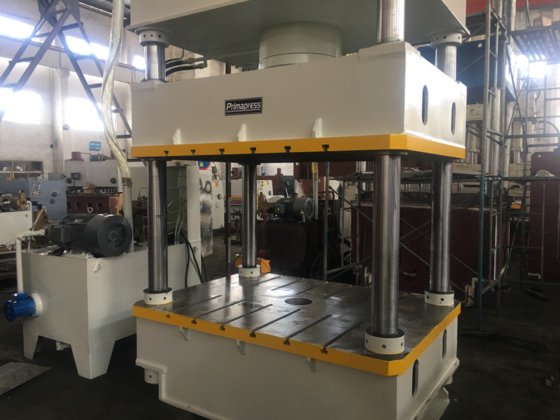 630吨牛羊砖盐舔块成型液压机