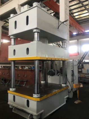 630吨牛羊砖盐舔块成型液压机