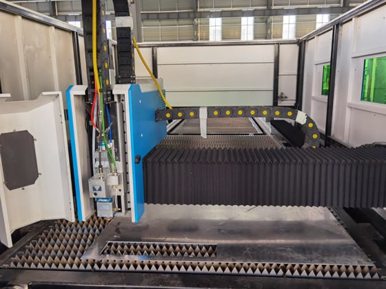 3kw 4kw IPG全罩式交换台铝铜切割数控光纤激光切割机