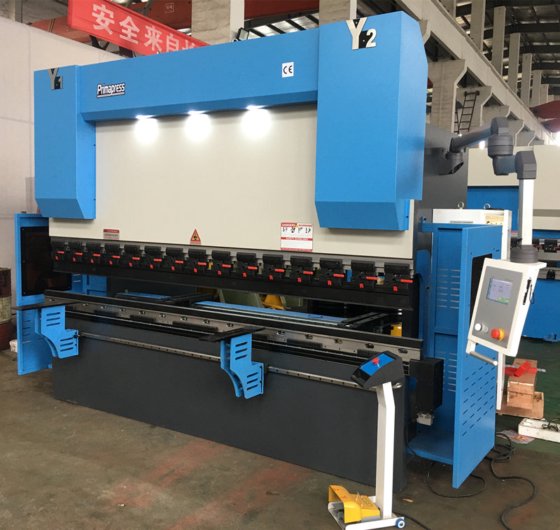 中国ねじり棒のタイプ薄板金の鉄板のための油圧 cnc の出版物ブレーキ曲がる機械