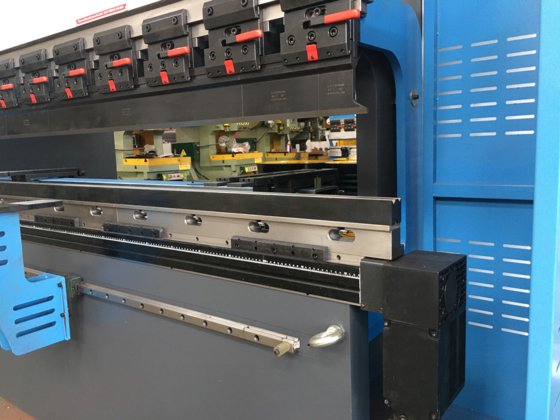 中国ねじり棒のタイプ薄板金の鉄板のための油圧 cnc の出版物ブレーキ曲がる機械