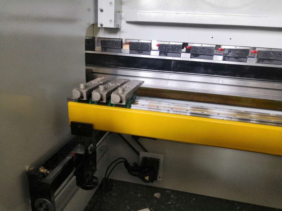 中国ねじり棒のタイプ薄板金の鉄板のための油圧 cnc の出版物ブレーキ曲がる機械