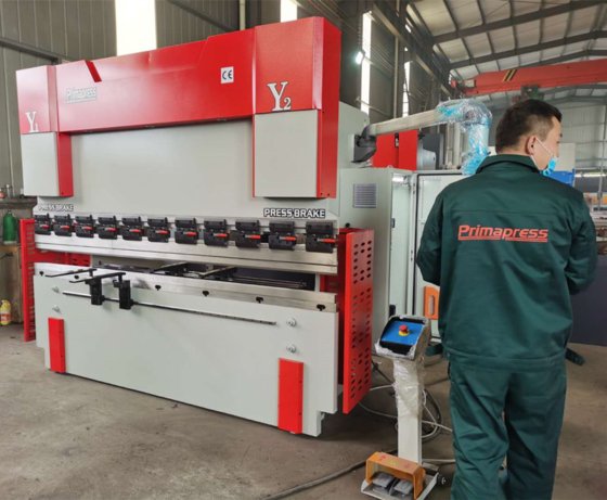 中国ねじり棒のタイプ薄板金の鉄板のための油圧 cnc の出版物ブレーキ曲がる機械