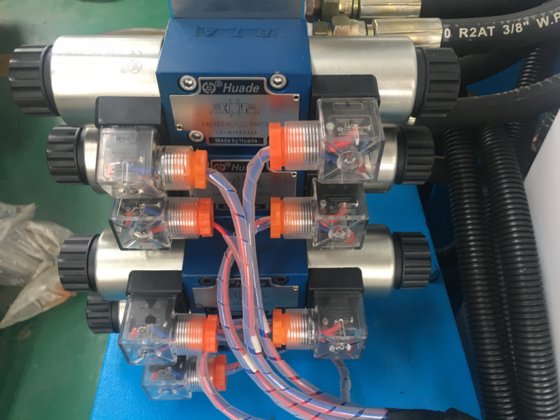 用于矩形风道通风的液压垂直风道拉链，风道拉链机