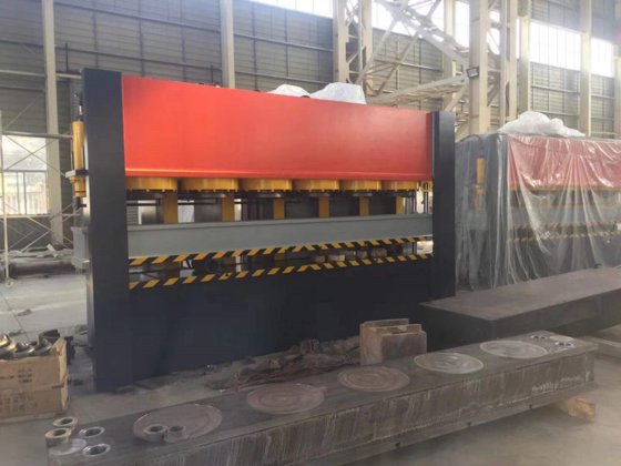 3600吨八柱门压花纹液压机用于门的制作