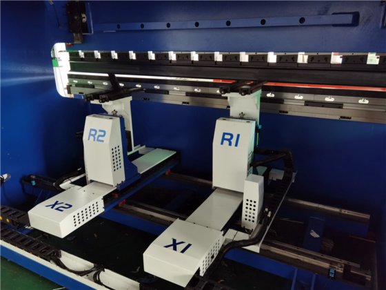 DA66T アルミニウム鉄板 8+1 軸 CNC