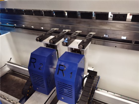 DA66T アルミニウム鉄板 8+1 軸 CNC