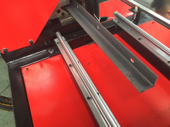 自動 6m の角度の鋼鉄打つことおよび打抜き機、フランジの打つことライン