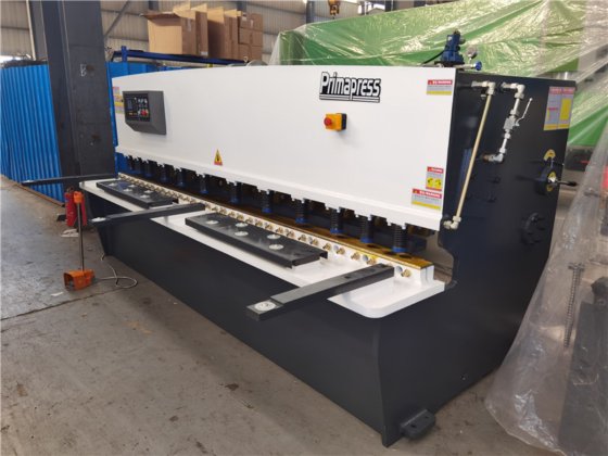 鋼板 スイングビームせん断機 板金 NC油圧せん断機