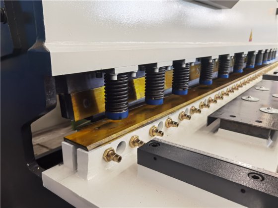 鋼板 スイングビームせん断機 板金 NC油圧せん断機