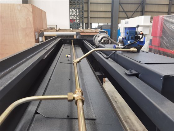 鋼板 スイングビームせん断機 板金 NC油圧せん断機