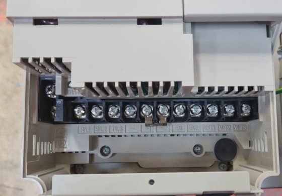 安川 CIMR-V7BC25P5 9.5KVA 5.5KW 逆变器