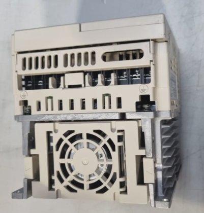 安川 CIMR-V7BC24P0 6.7KVA 4.0KW 逆变器