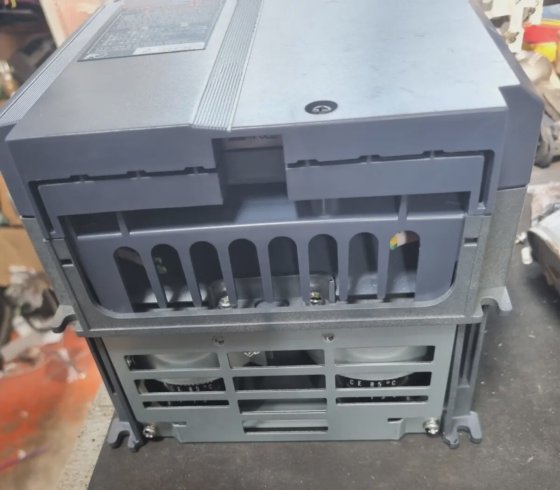 富士电机FRN5.5E1S-2CP6三相变频器（RBD1.3）。