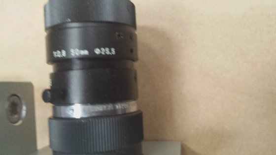 工业视觉检测系统，配有索尼 XC-75 摄像机、LFV-CP-18-BL、Tamron 镜头