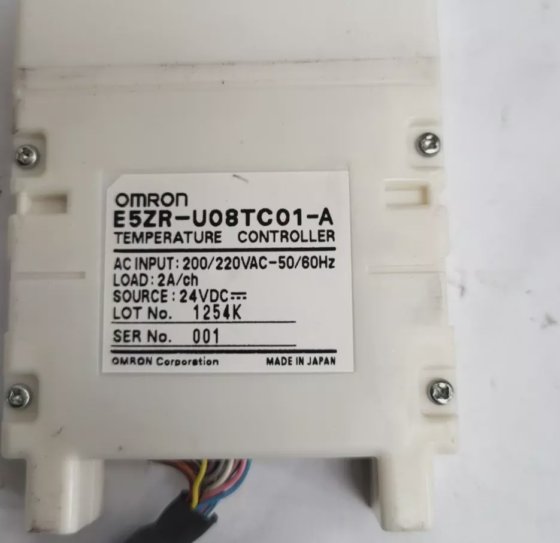 OMRON E5ZR-U08TC01-A TEMPERATURE CONTROLLER (R4S2.3)