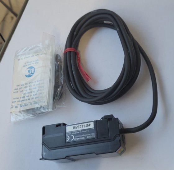 KEYENCE C2-V22AP DIGITALE RGB-SENSOR (in8s1b2)