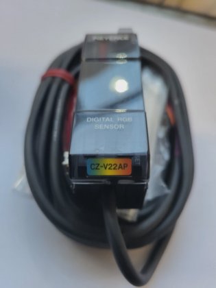 KEYENCE C2-V22AP DIGITALE RGB-SENSOR (in8s1b2)