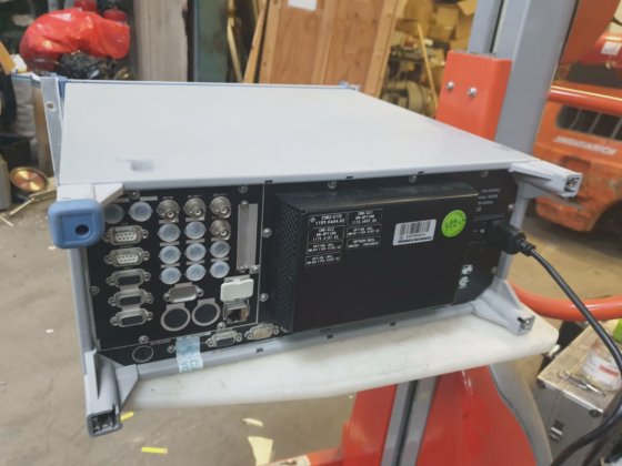 罗德与施瓦茨公司1100.0008.02通用无线电通信测试仪，带OPTION 1159.04。