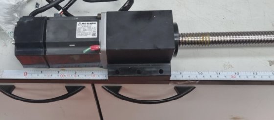 三菱 HC-KFS43-S4 伺服电机，安装在 550mm 的蜗轮螺杆上（RBD5.1）