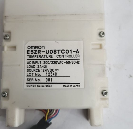 OMRON E5ZR-U08TC01-A TEMPERATURE CONTROLLER (R4S2.3)