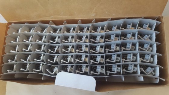 50個ロット TYCO V23529A1223B225 Dサブコネクタ、4-40 UNC、R/A