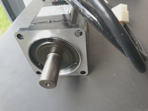 安川 SGM-02AW12P 交流伺服电机 (R4S6.6B3)