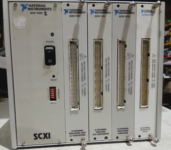 美国国家仪器公司 SCI-1000 181445K-31 机箱，带电源