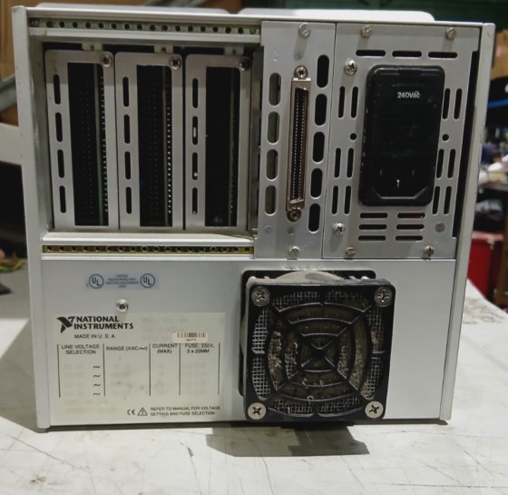 美国国家仪器公司 SCI-1000 181445K-31 机箱，带电源