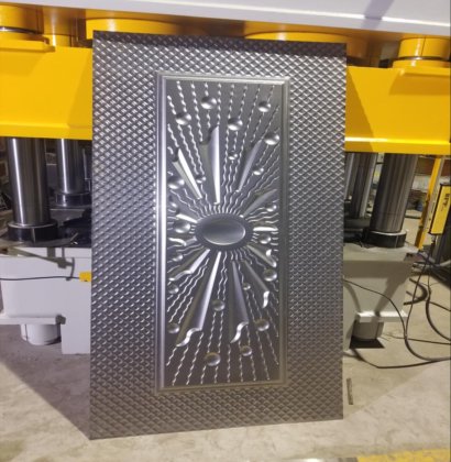 ドアパネルエンボスマシン