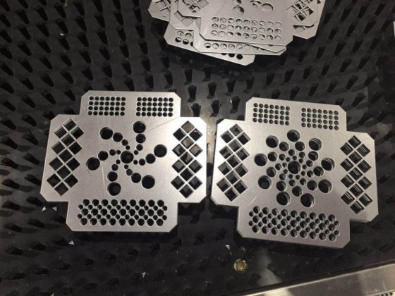 带 12 个工位的数控转塔冲床