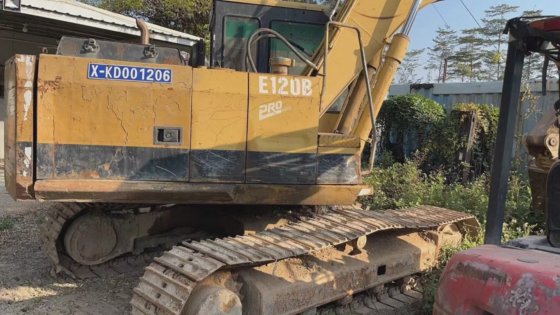 Caterpillar クローラ・ショベル E120b