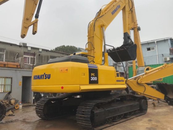 KOMATSU PC300-7