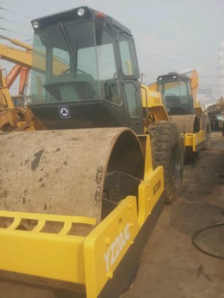 工作状态良好的压路机 Yz20jc