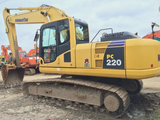 KOMATSU PC220-8