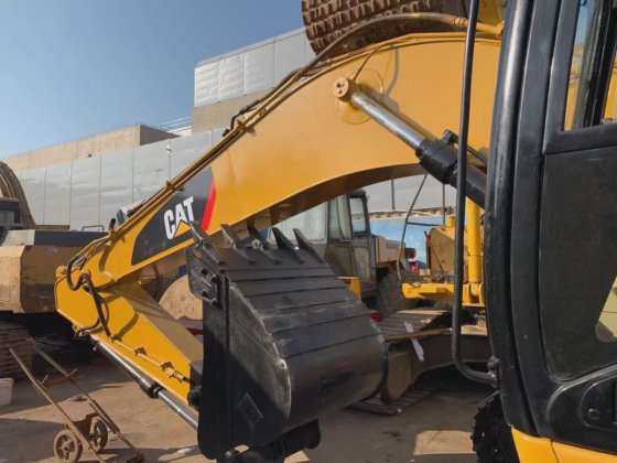 320d2 挖掘机（带全套零件，状况良好）待售