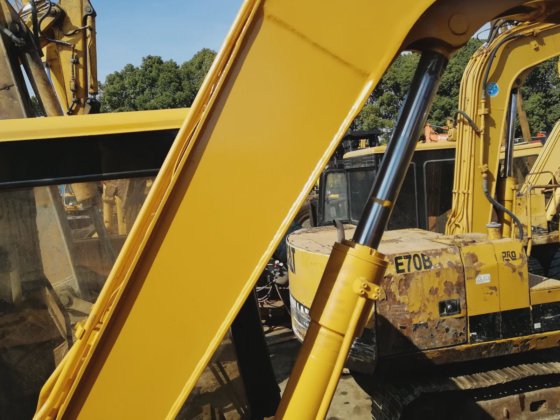 Caterpillar クローラ・ショベル E70