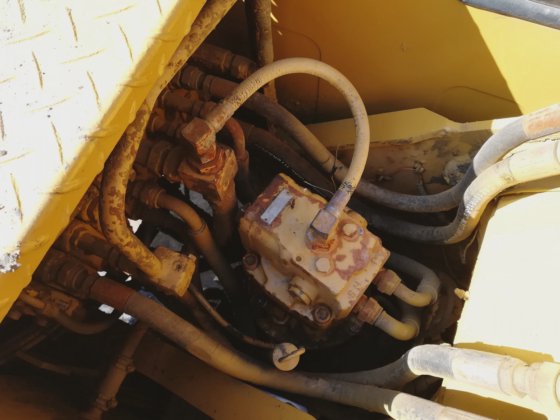 Caterpillar クローラ・ショベル E70